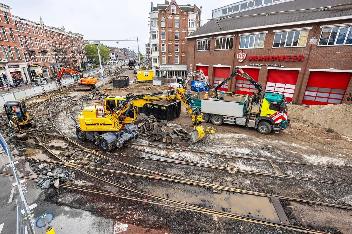Machines aan het werk aan trambaan Amsterdam